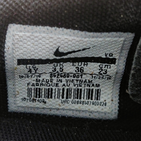 Nike Soccer Shoes size US 4Y - Picture 3 of 5